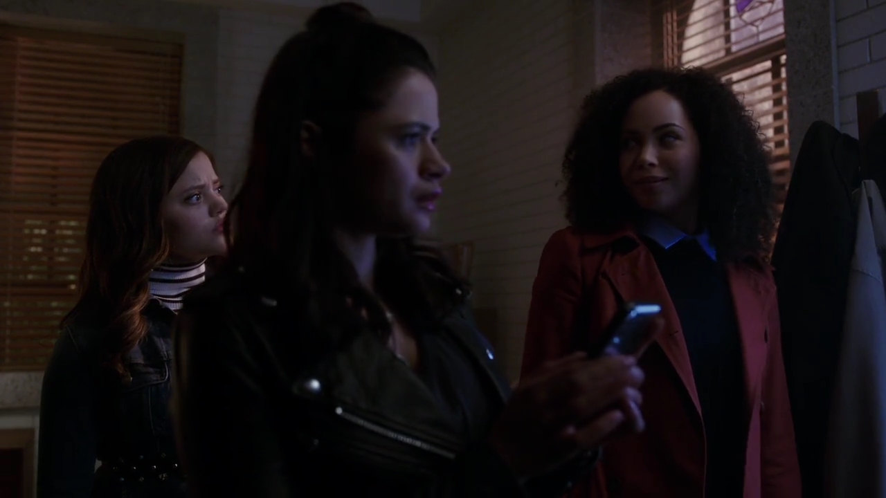 Charmed-Online-dot-nl_Charmed-1x02LetThisMotherOut01486.jpg