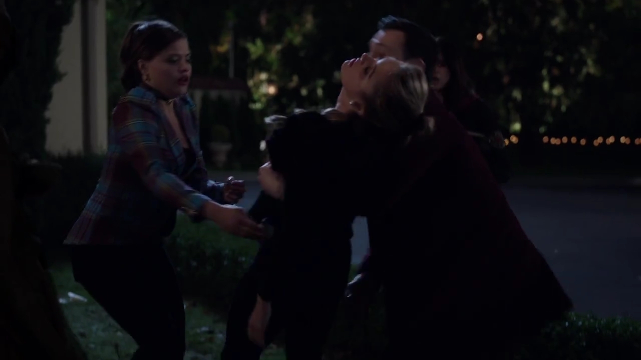 Charmed-Online-dot-nl_Charmed-1x06KappaSpirit01951.jpg