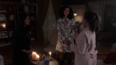 Charmed-Online-dot-nl_Charmed-1x06KappaSpirit02218.jpg