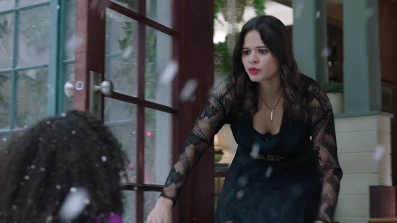 Charmed-Online-dot-nl_Charmed-1x09JingleHell01073.jpg