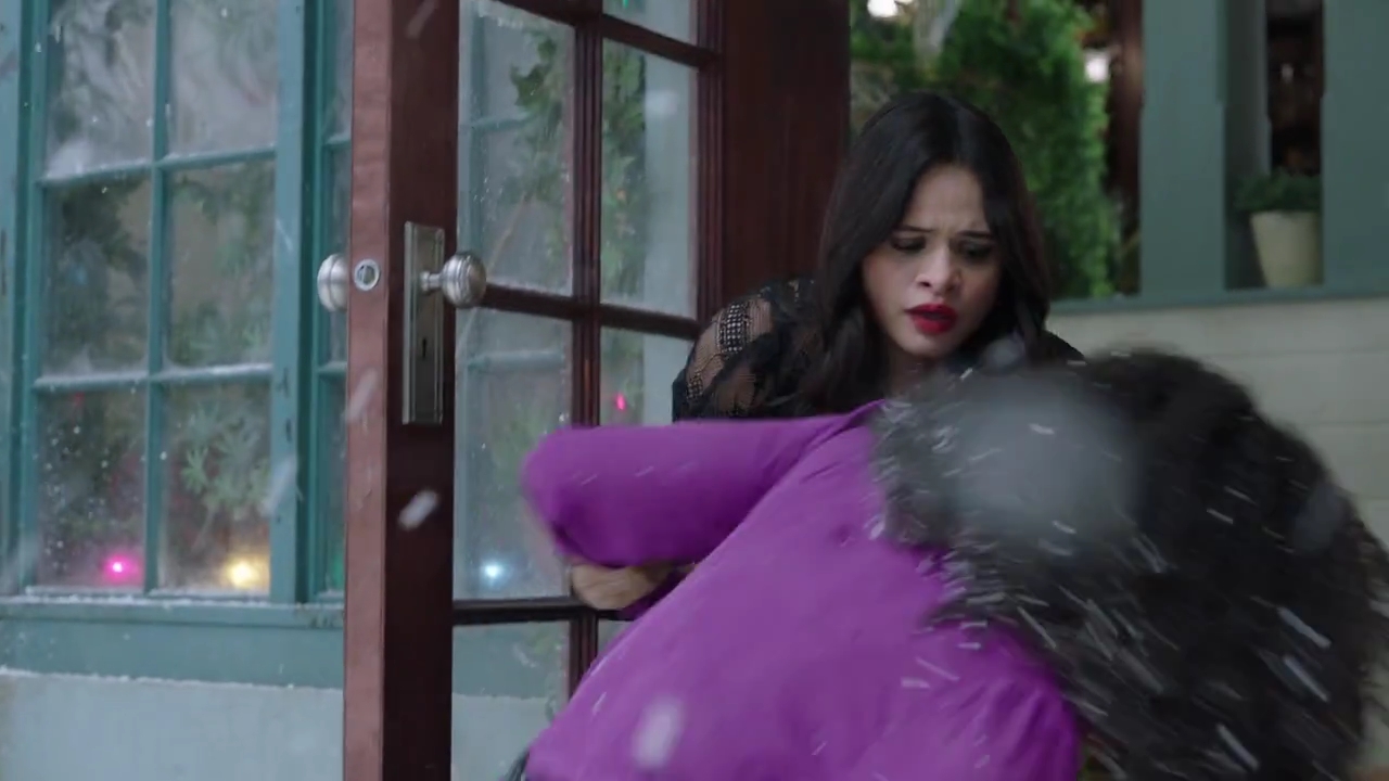 Charmed-Online-dot-nl_Charmed-1x09JingleHell01075.jpg