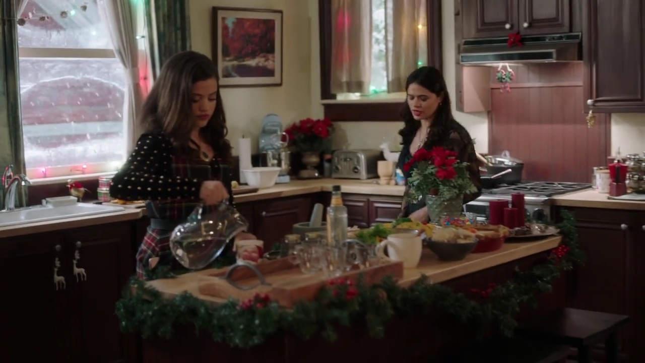 Charmed-Online-dot-nl_Charmed-1x09JingleHell01337.jpg