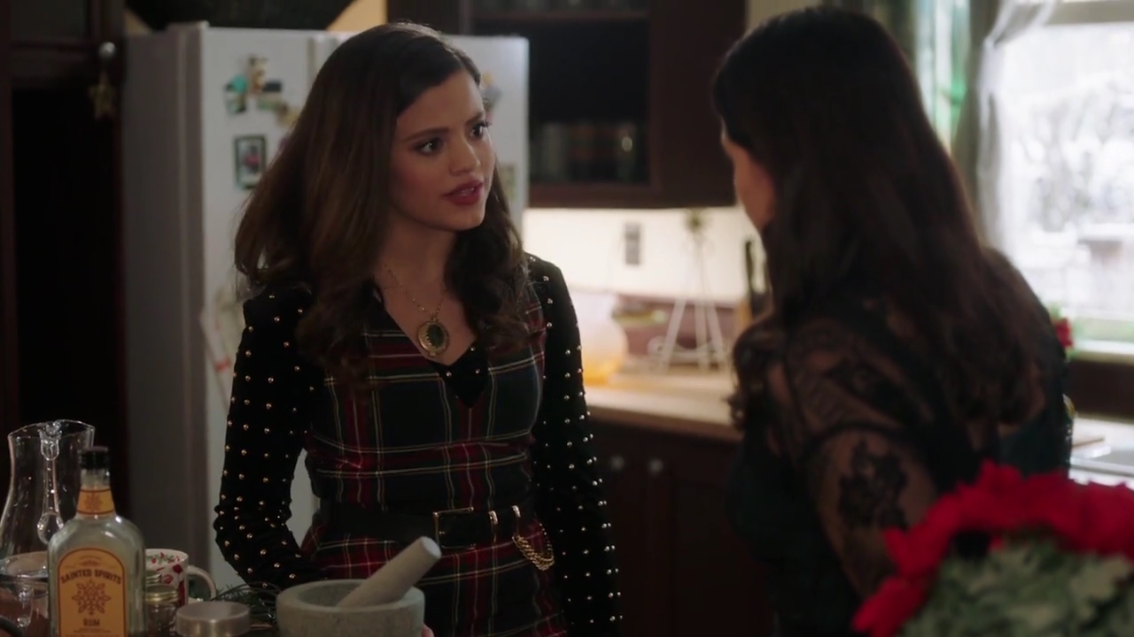 Charmed-Online-dot-nl_Charmed-1x09JingleHell01390.jpg