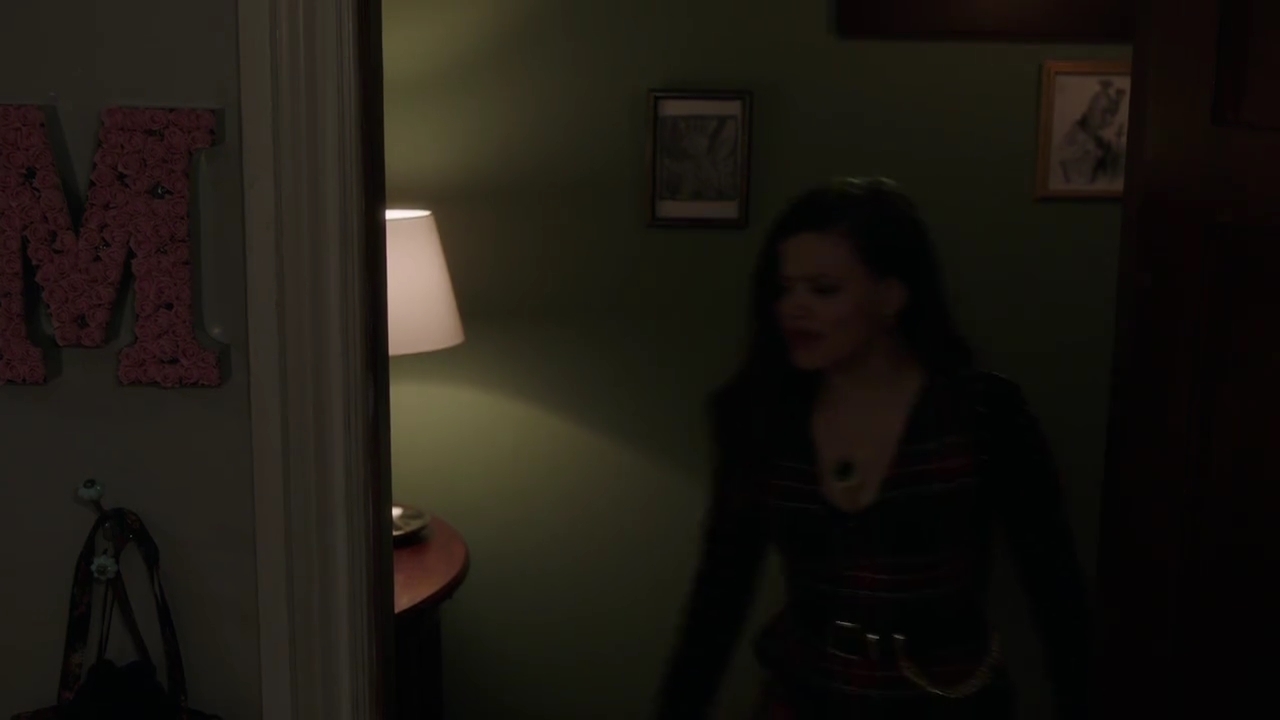 Charmed-Online-dot-nl_Charmed-1x09JingleHell01474.jpg