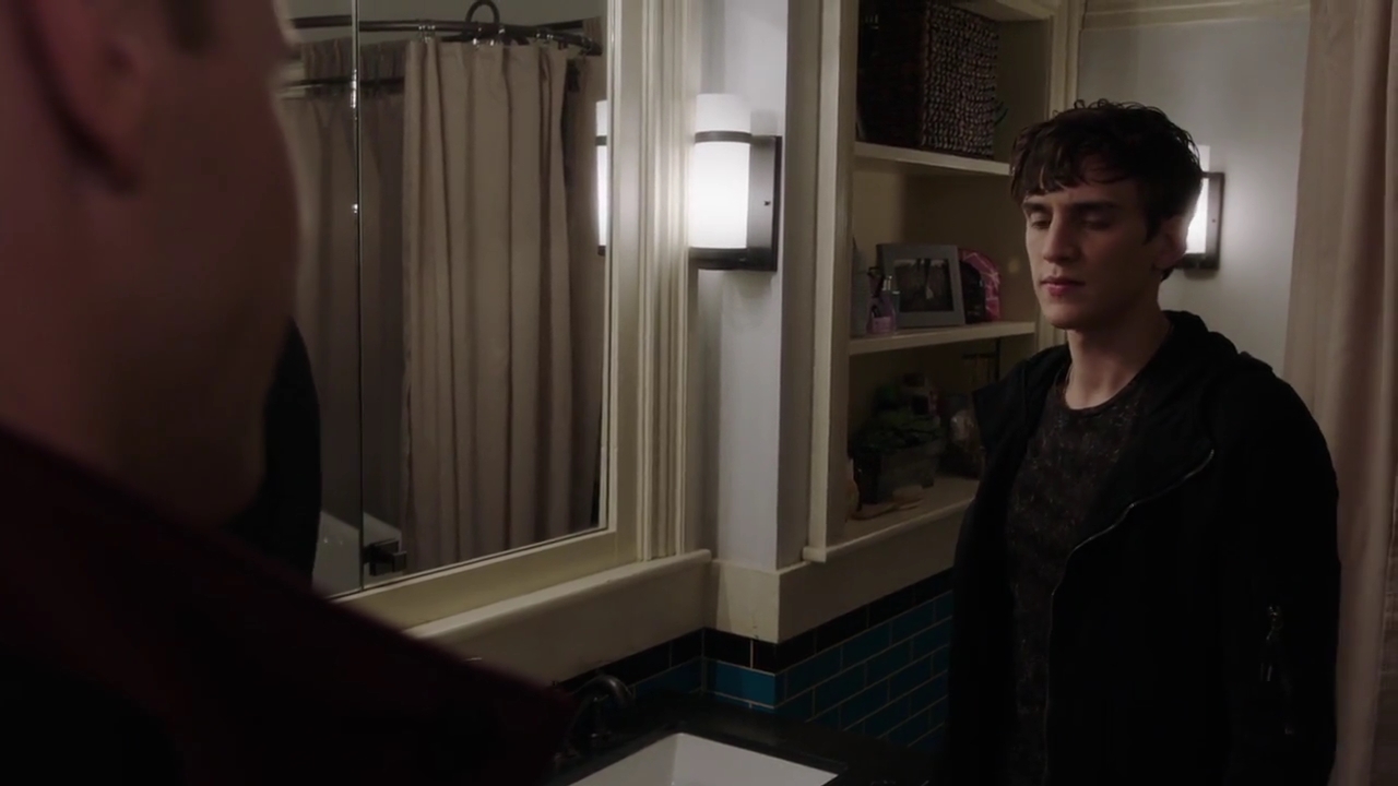 Charmed-Online-dot-nl_Charmed-1x09JingleHell01610.jpg Charmed-Online-dot-nl_Charmed-1x09JingleHell01610.jpg