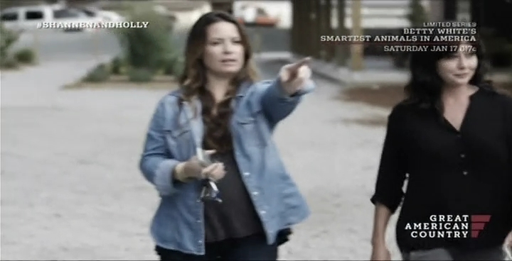 Charmed-Online-dot-net_OffTheMapWithShannenandHolly-S01E03-04-2070.jpg