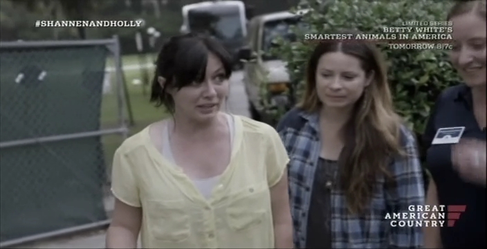 Charmed-Online-dot-net_OffTheMapWithShannenandHolly-S01E05-0990.jpg