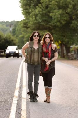 BP_GCSNH102H_shannen-and-holly-on-tennessee-street_p.jpg
