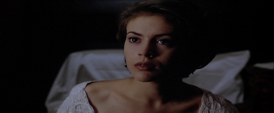 charmed-online-dot-net_EmbraceOfTheVampire0422.jpg