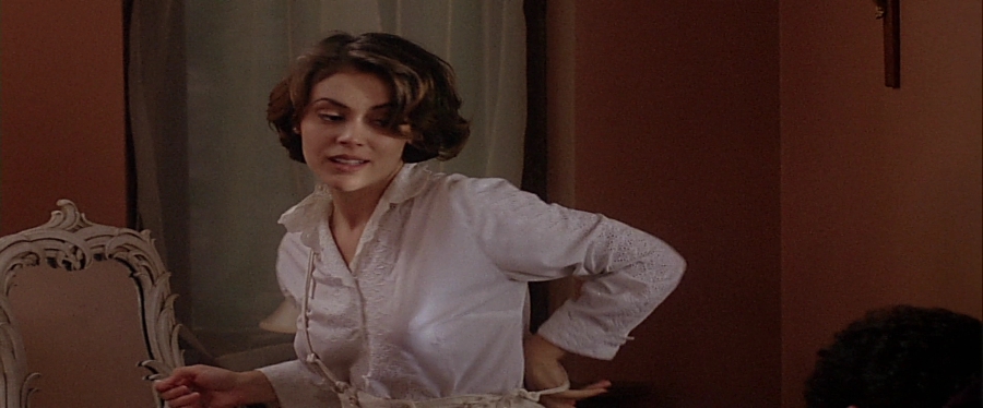 charmed-online-dot-net_EmbraceOfTheVampire0974.jpg