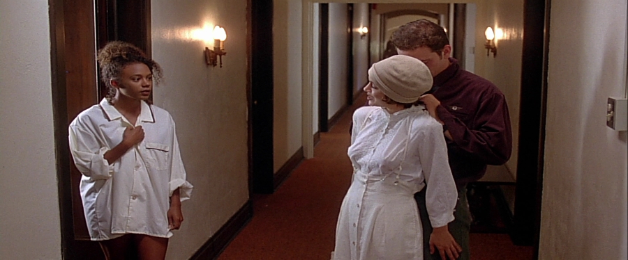 charmed-online-dot-net_EmbraceOfTheVampire1016.jpg