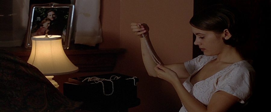 charmed-online-dot-net_EmbraceOfTheVampire1094.jpg