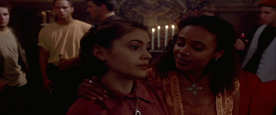 charmed-online-dot-net_EmbraceOfTheVampire1740.jpg