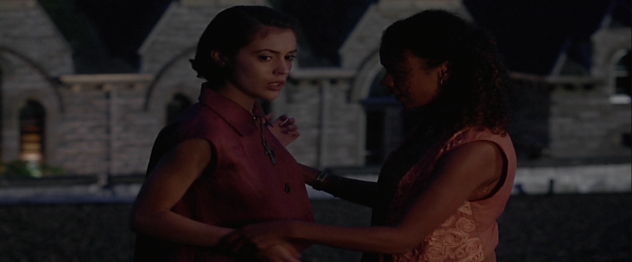 charmed-online-dot-net_EmbraceOfTheVampire2059.jpg