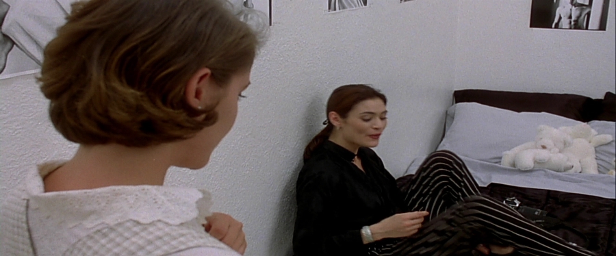 charmed-online-dot-net_EmbraceOfTheVampire2780.jpg
