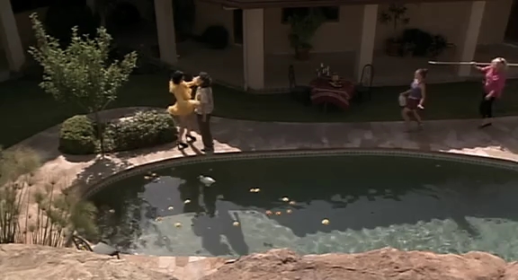 Charmed-Online_dot_nl-HugoPool3310.jpg