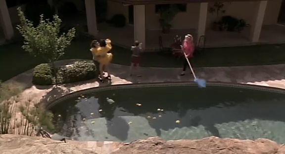 Charmed-Online_dot_nl-HugoPool3313.jpg