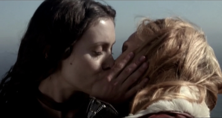 Charmed-Online-dot-nl_KissTheBride1301.jpg