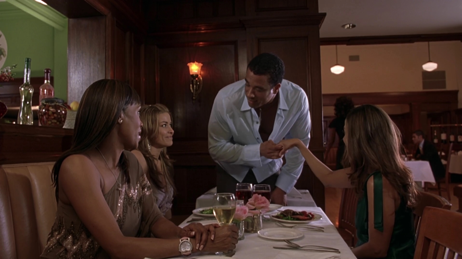 Charmed-Online-dot_nl-GettingPlayed2067.jpg Charmed-Online-dot_nl-GettingPlayed2067.jpg