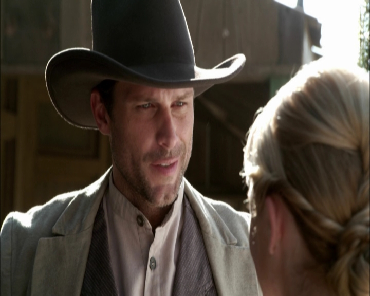 Charmed-Online-dot-net_LovesChristmasJourney0419.jpg