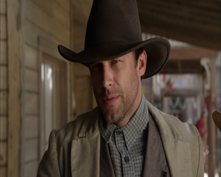 Charmed-Online-dot-net_LovesChristmasJourney0823.jpg