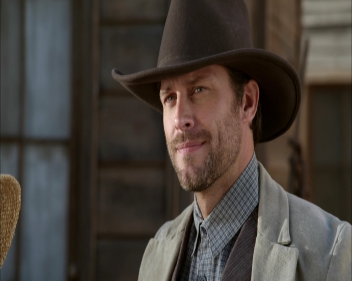 Charmed-Online-dot-net_LovesChristmasJourney0952.jpg