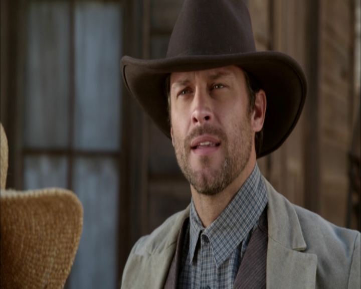 Charmed-Online-dot-net_LovesChristmasJourney0969.jpg