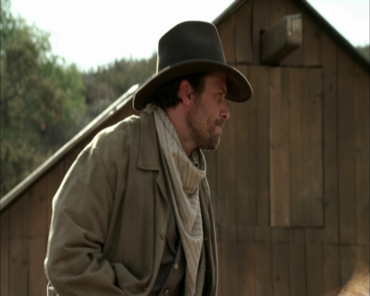 Charmed-Online-dot-net_LovesChristmasJourney2421.jpg