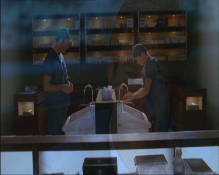 Charmed-Online_dot_net-Niptuck-1x01Pilot1050.jpg
