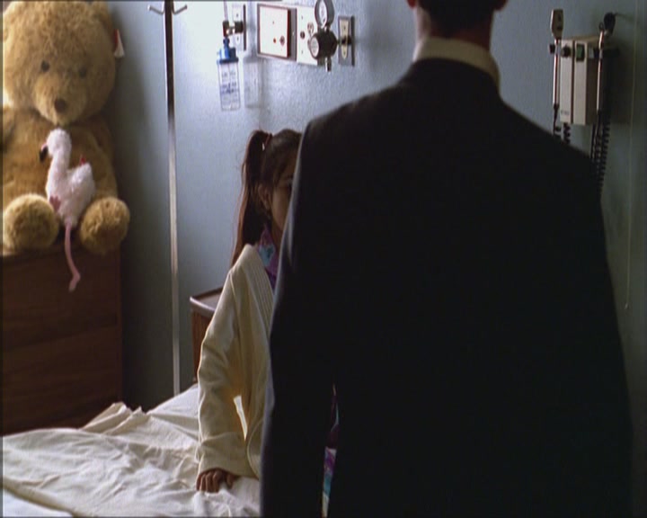 Charmed-Online_dot_net-Niptuck-1x01Pilot1600.jpg