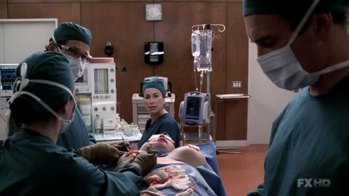 Charmed-Online-dot-NL-NipTuck5x14-0189.jpg