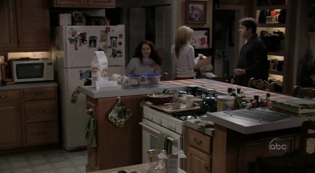 Charmed-Online_dot_nl-8SimpleRules-1x25-0415.jpg