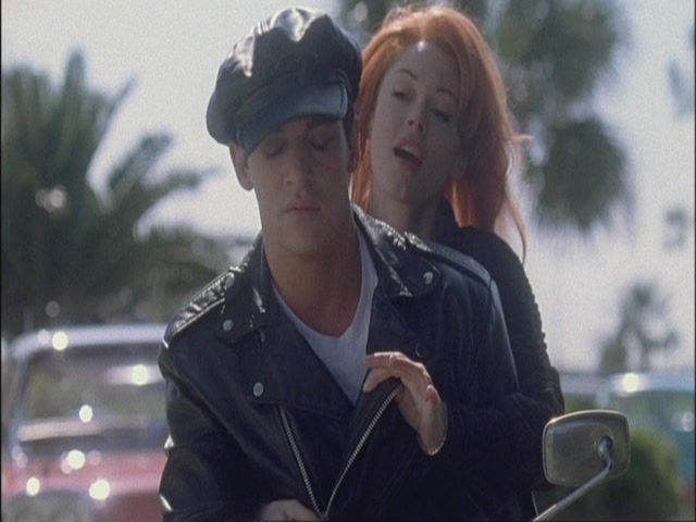 Charmed-Online-dot-net_Elvis7034.jpg