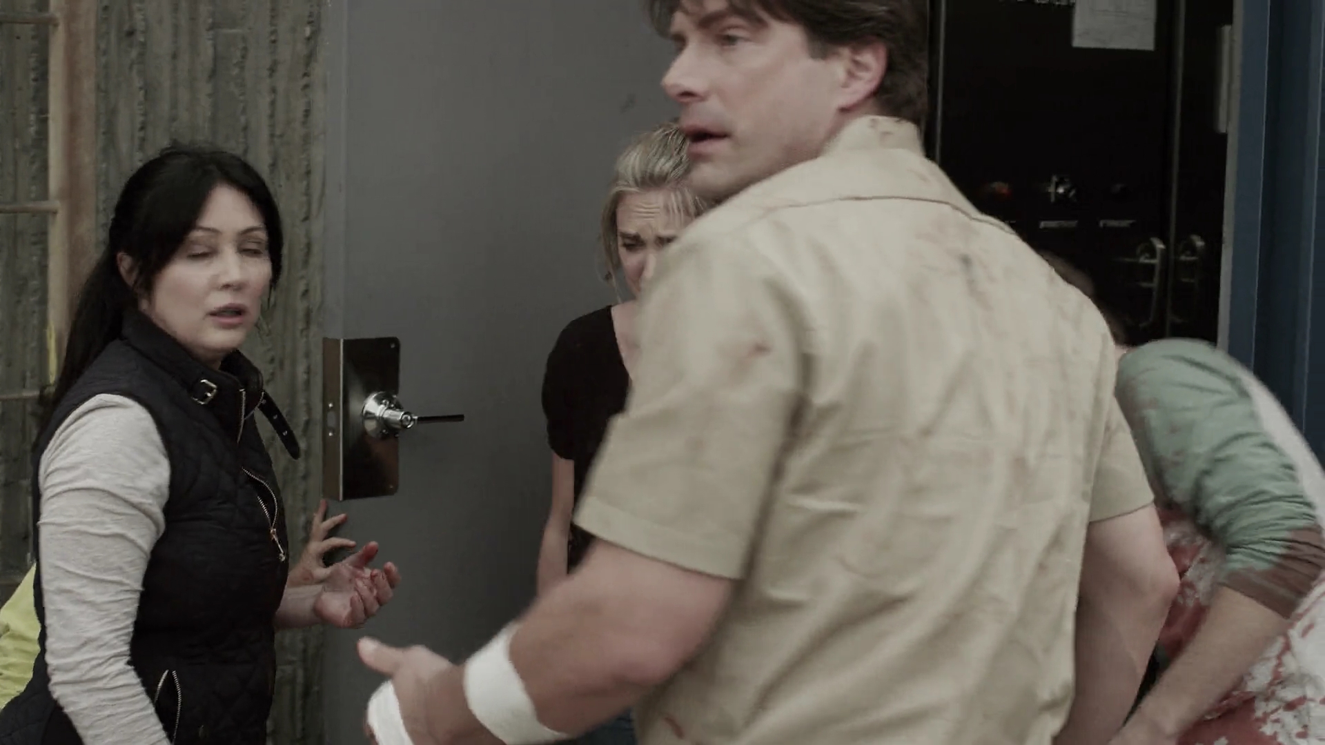 Charmed-Online-dot-net_BloodLakeAttackoftheKillerLampreys4522.jpg Charmed-Online-dot-net_BloodLakeAttackoftheKillerLampreys4522.jpg