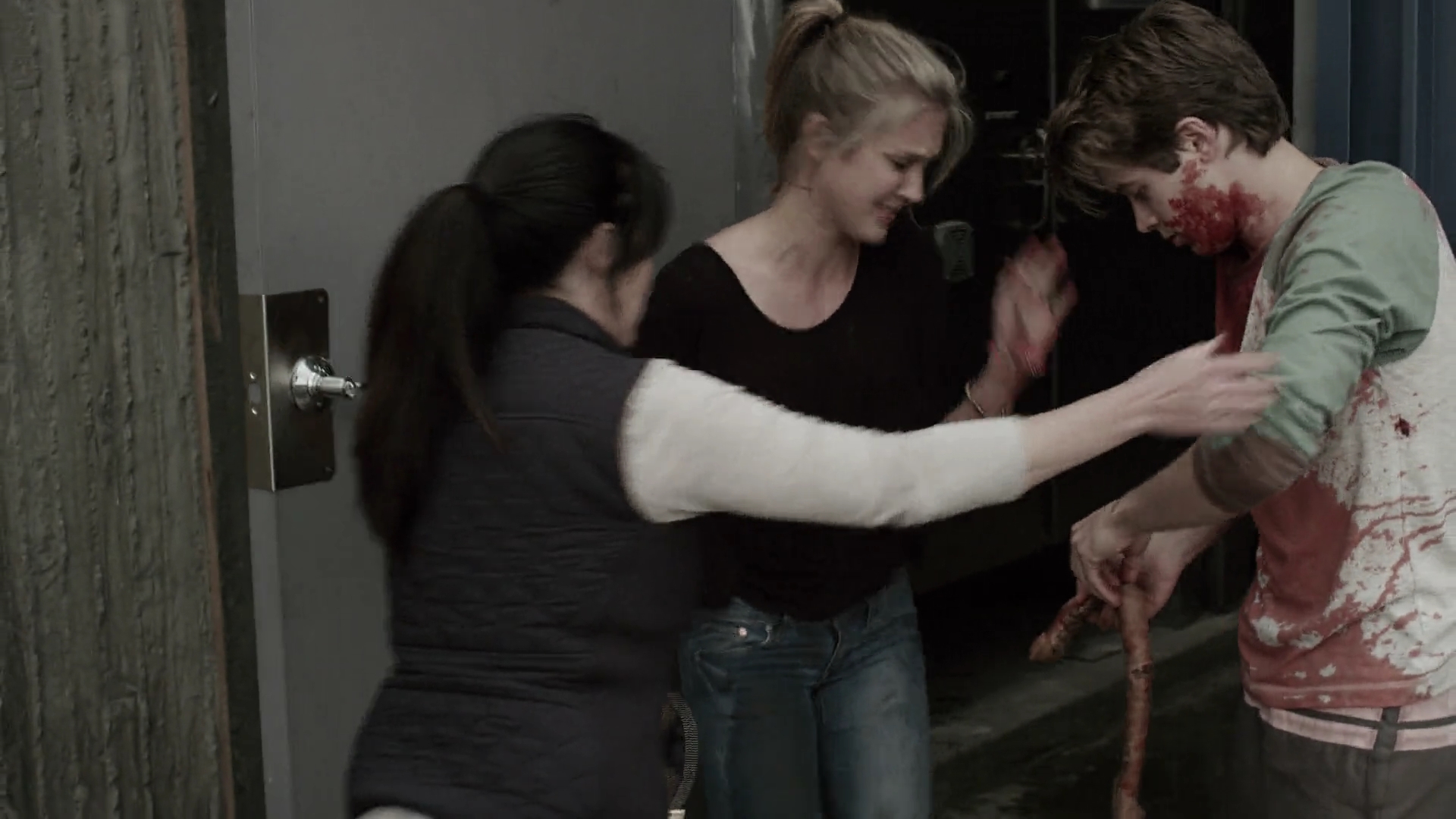 Charmed-Online-dot-net_BloodLakeAttackoftheKillerLampreys4528.jpg Charmed-Online-dot-net_BloodLakeAttackoftheKillerLampreys4528.jpg