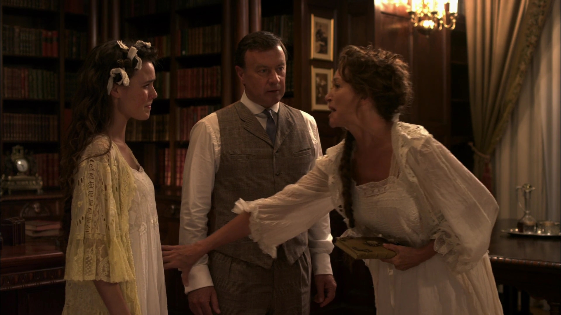 Charmed-Online-dot-nl-WhenCallsTheHearts2237.jpg Charmed-Online-dot-nl-WhenCallsTheHearts2237.jpg