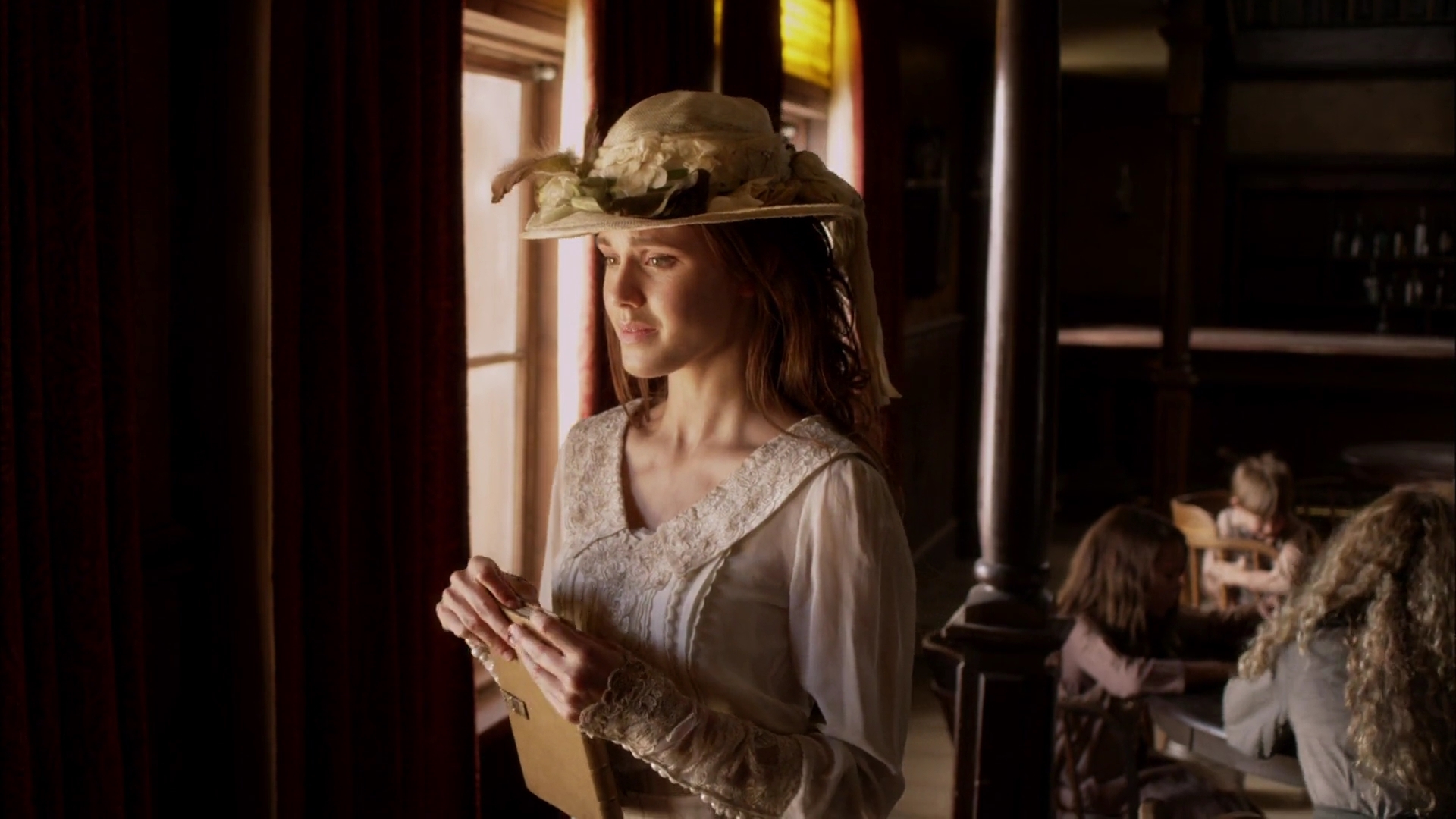 Charmed-Online-dot-nl-WhenCallsTheHearts5107.jpg