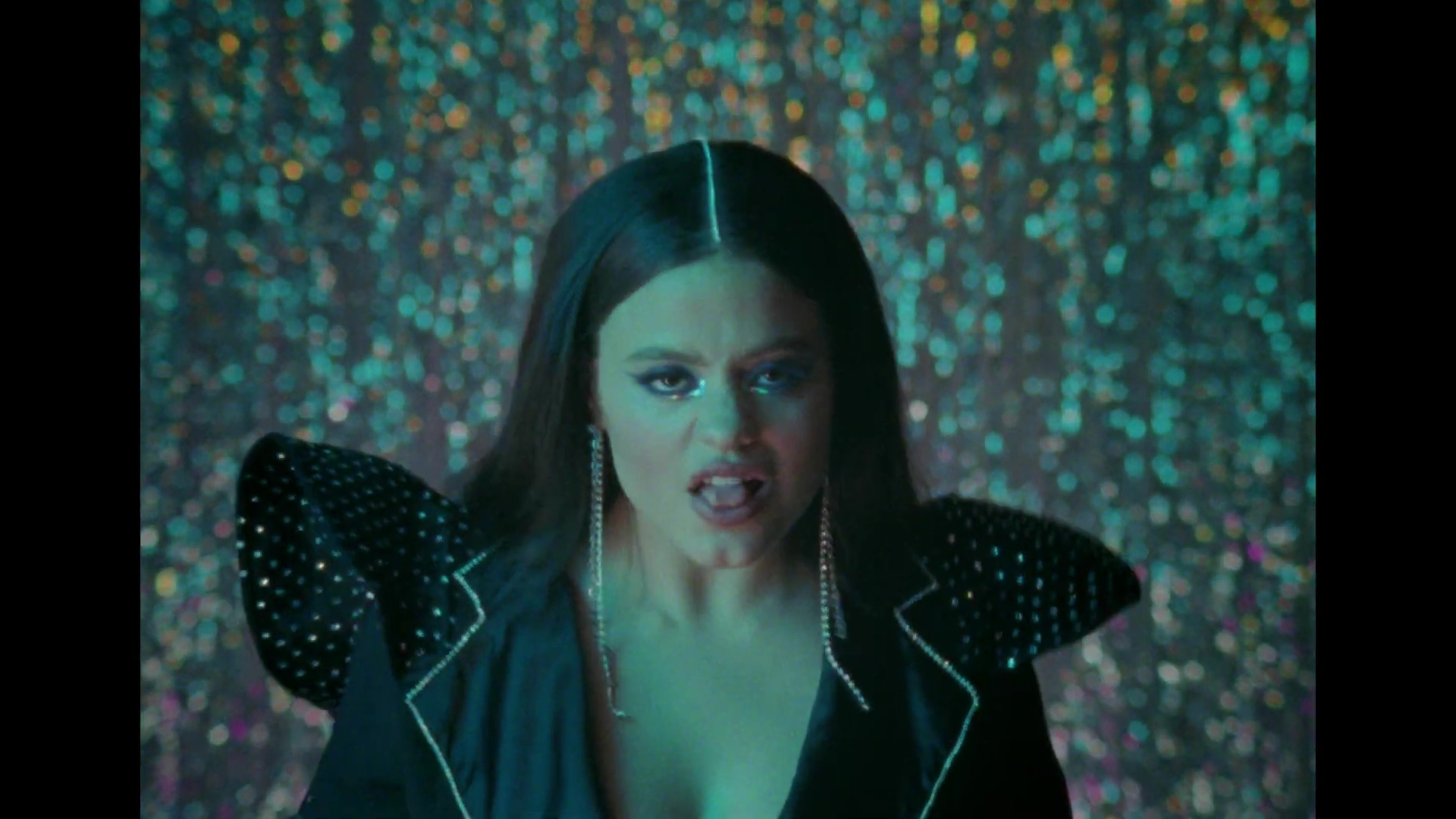 Charmed-Online-dot-nl_SarahJeffery-Suffer_MusicVideo0185.jpg
