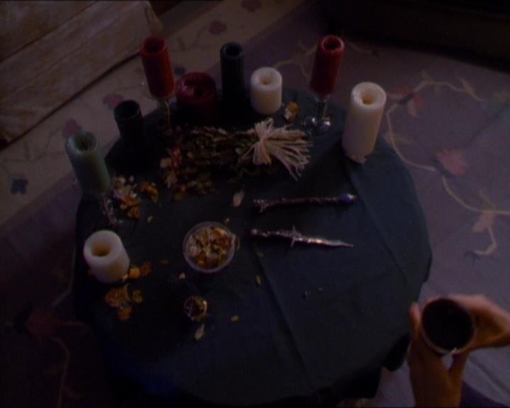 Charmed-Online_dot_net-1x01SomethingWiccaThisWayComes0029.jpg Charmed-Online_dot_net-1x01SomethingWiccaThisWayComes0029.jpg