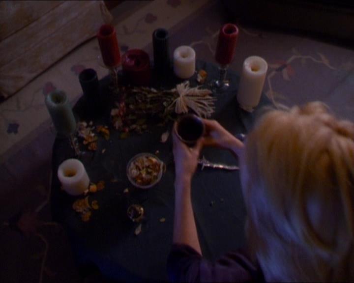 Charmed-Online_dot_net-1x01SomethingWiccaThisWayComes0030.jpg