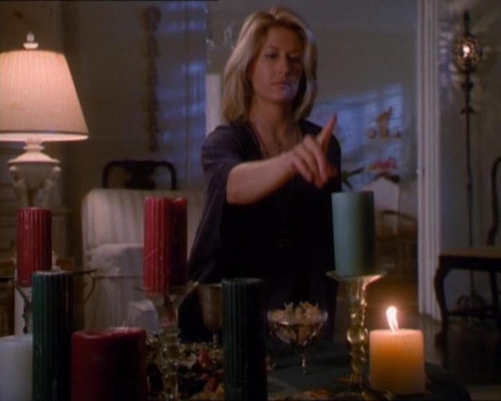 Charmed-Online_dot_net-1x01SomethingWiccaThisWayComes0035.jpg
