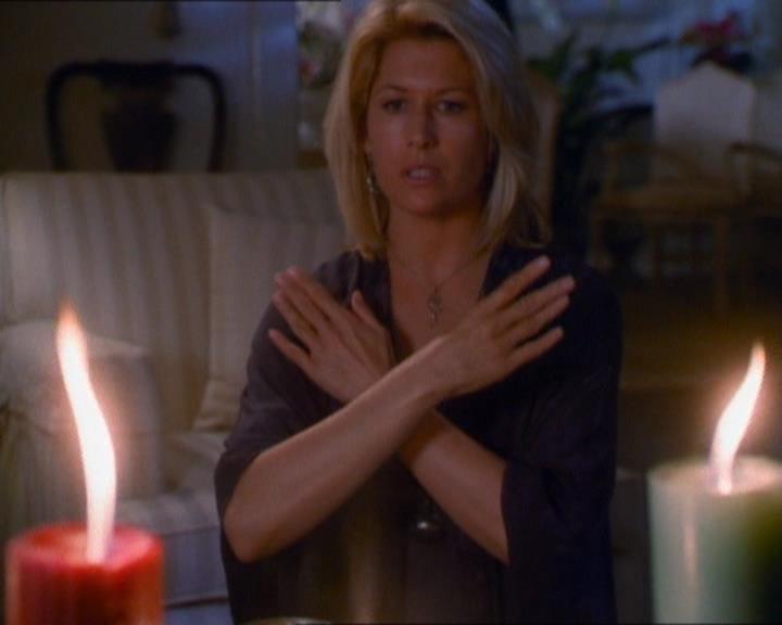 Charmed-Online_dot_net-1x01SomethingWiccaThisWayComes0078.jpg