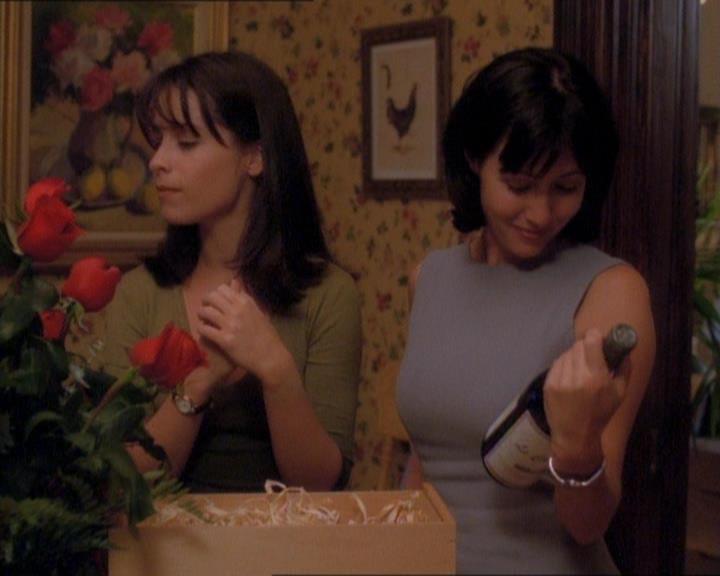 Charmed-Online_dot_net-1x01SomethingWiccaThisWayComes0163.jpg