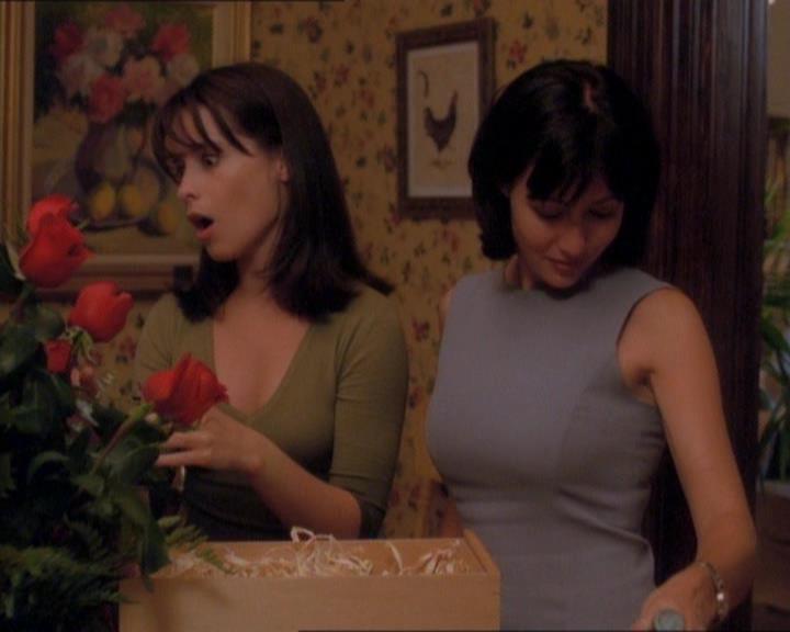 Charmed-Online_dot_net-1x01SomethingWiccaThisWayComes0164.jpg