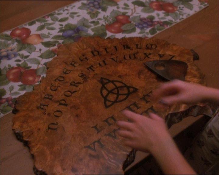 Charmed-Online_dot_net-1x01SomethingWiccaThisWayComes0167.jpg