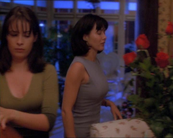 Charmed-Online_dot_net-1x01SomethingWiccaThisWayComes0182.jpg