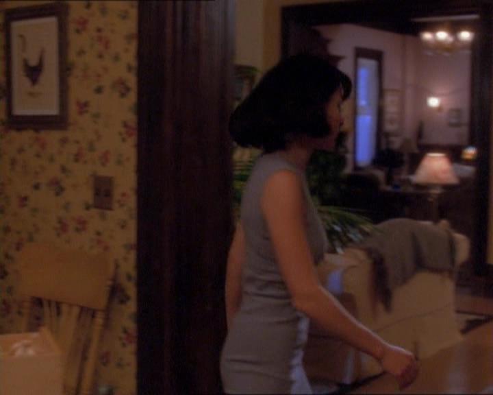 Charmed-Online_dot_net-1x01SomethingWiccaThisWayComes0184.jpg