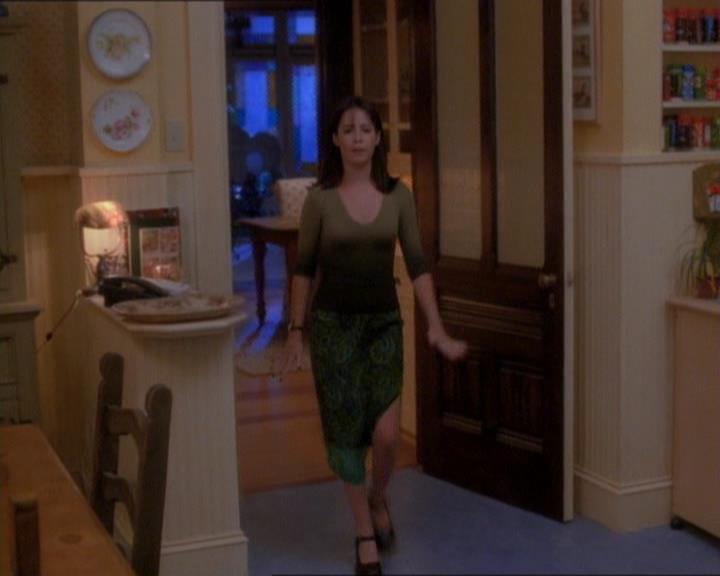 Charmed-Online_dot_net-1x01SomethingWiccaThisWayComes0386.jpg Charmed-Online_dot_net-1x01SomethingWiccaThisWayComes0386.jpg