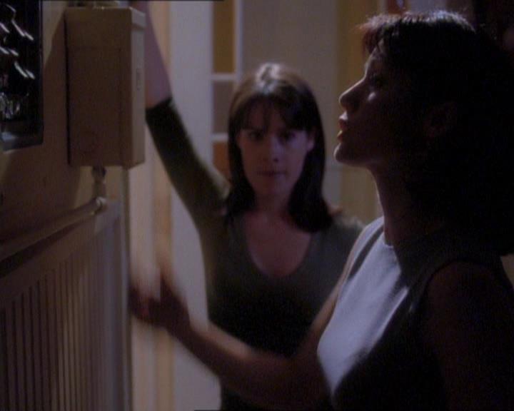 Charmed-Online_dot_net-1x01SomethingWiccaThisWayComes0391.jpg
