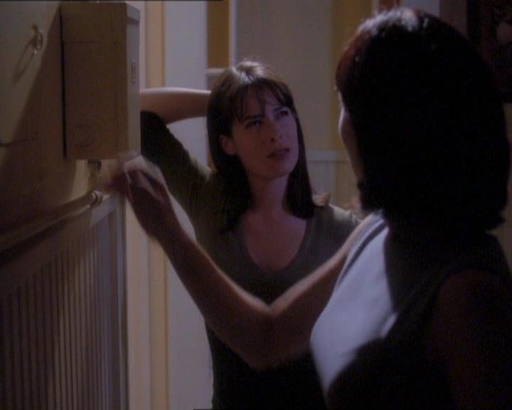 Charmed-Online_dot_net-1x01SomethingWiccaThisWayComes0394.jpg